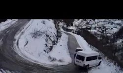 Trabzon'da minibüsün dereye yuvarlandığı kaza anı kamerada!