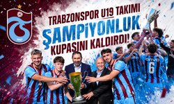 Trabzonspor U19 Takımı şampiyonluk kupasını kaldırdı