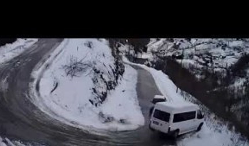 Trabzon'da minibüsün dereye yuvarlandığı kaza anı kamerada!